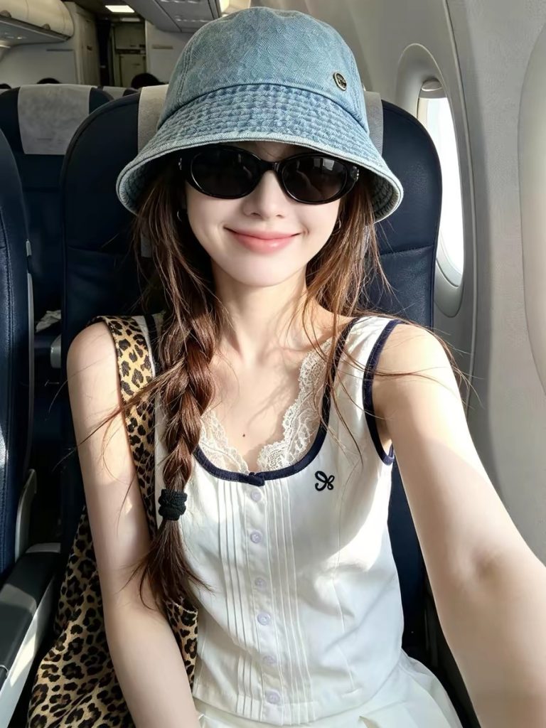 White Lace Trim Square Neck Sleeveless Top for Women 2026 Summer French Sweet Age-Reducing Elegant Chic Sleeveless Blouse